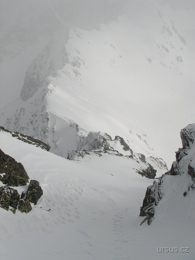 tatry 388.jpg - Čas máme více než dobrý, nemusíme se proto vracet stejnou cestou zpět, ale pokračujeme tímto krásným hřebenem na Hranatou vežu.